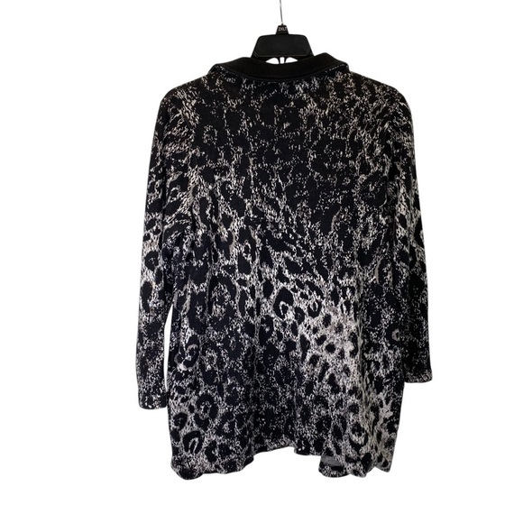 CHICO'S Women size 2 (USA 12-14) Animal Print gray black knit sweater jacket - Picture 5 of 8